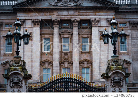 Buckingham Palace and street lamps 124066753