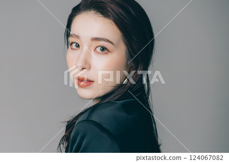 穿著夾克和化妝的漂亮女人 124067082