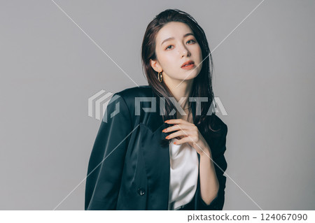 穿著夾克和化妝的漂亮女人 124067090