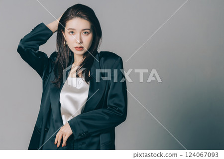 穿著夾克和化妝的漂亮女人 124067093