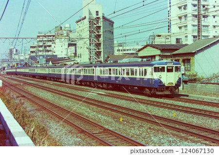 113 series Yokosuka Line train, Kuha 111-1435 and others, running between Oimachi and Omori on the Tokaido Line, March 24, 1978 124067130