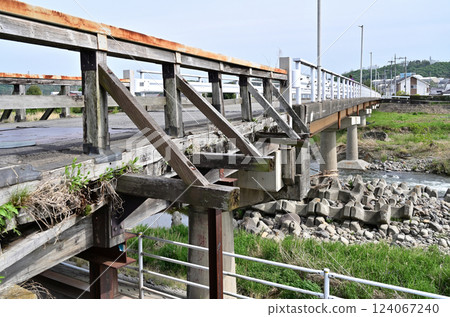 Walking around Itahana-juku on the Nakasendo: Yunoiri Bridge, Usui River, Nakajuku, Annaka City Walking around Itahana-juku on the Nakasendo: Yunoiri Bridge, Usui River, Nakajuku, Annaka City 124067240