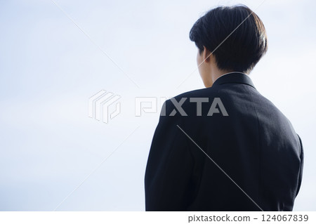 高中男孩仰望天空 124067839