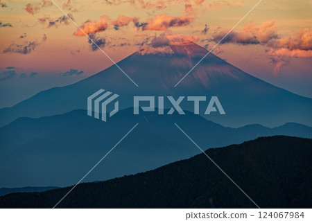 從南阿爾卑斯山的千枚閣屋眺望黃昏的富士山 從南阿爾卑斯山的千枚閣屋眺望黃昏的富士山 124067984