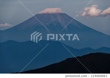 從南阿爾卑斯山的千枚閣屋眺望夕陽下的富士山 124068061