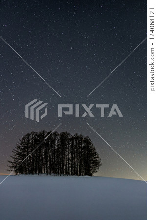 Biei Town, Hokkaido "Mild Seven Hill" Snow and Night Sky [Silence] 124068121