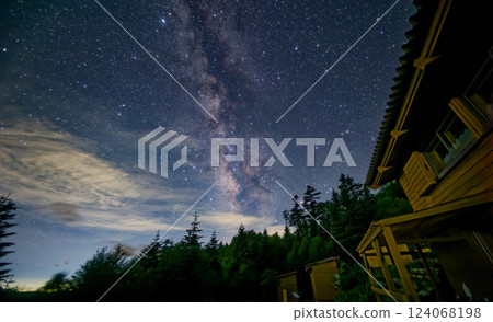 南阿爾卑斯山、千枚鄉舍和夏季銀河 124068198