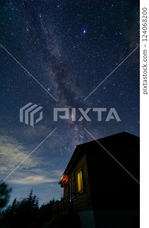 Southern Alps, Senmaigoya Hut and the Summer Milky Way 124068200