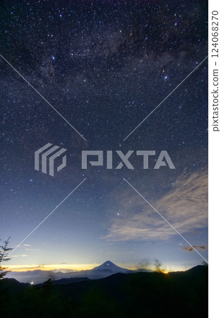 從南阿爾卑斯山的千枚閣屋眺望星空和富士山 124068270