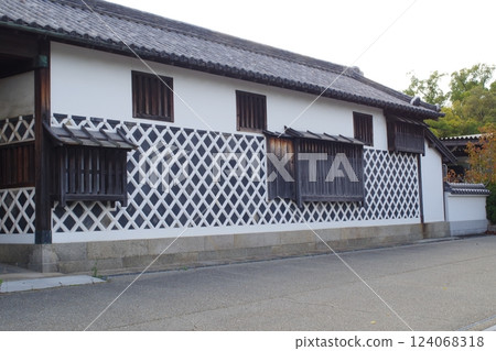 View of the Nagayamon Gate at Oka Park in Wakayama City 124068318