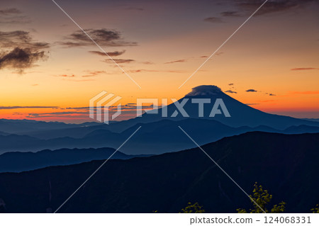 Mount Fuji at dawn as seen from Senmaigoya in the Southern Alps 124068331