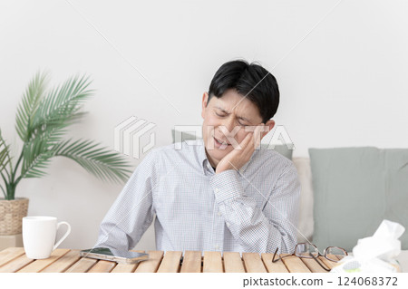 牙痛的男人 牙痛 蛀牙 牙周病 顳顎關節障礙 扁桃體炎 牙痛的男人 牙痛 蛀牙 牙周病 顳顎關節障礙 扁桃體炎 124068372