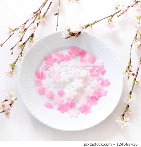 蘿蔔做成櫻花形狀,用紫薯著色,作為散壽司的裝飾 蘿蔔做成櫻花形狀,用紫薯著色,作為散壽司的裝飾 124068416