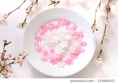 蘿蔔做成櫻花形狀，用紫薯著色，作為散壽司的裝飾 124068421