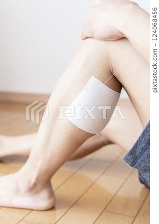Applying a compress to the calf, compress, muscle pain, body parts 124068456