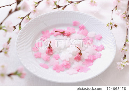 用紫薯和鹽漬櫻花染色的櫻花形蘿蔔作為散壽司的裝飾 124068458