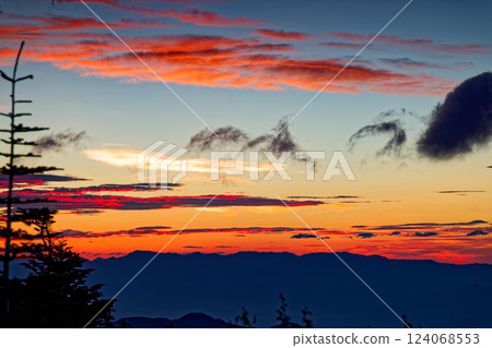從南阿爾卑斯山的千枚鄉屋眺望的早晨天空和大菩薩山脈 124068553