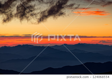 從南阿爾卑斯山的千枚鄉間望去的早晨天空以及禦坂山脈和丹澤山脈 124068554