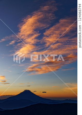 Mount Fuji and the morning clouds from Senmaigoya, Southern Alps 124068744