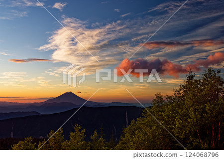 南阿爾卑斯山千枚鄉屋的富士山和早晨的雲彩 124068796