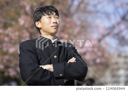 站在櫻花前的高中生 124068944