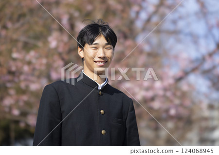 站在櫻花前的高中生 124068945