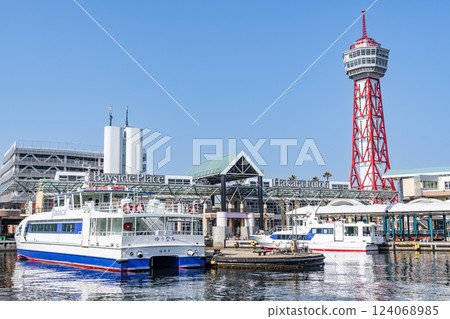 福岡縣福岡市，眾多客船經過的博多灣畔廣場和標誌性的博多港塔 124068985
