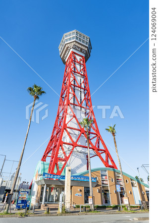 晴朗天氣下的博多港塔,是福岡縣福岡市博多的地標 晴朗天氣下的博多港塔,是福岡縣福岡市博多的地標 124069004