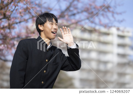 站在櫻花前的高中生 站在櫻花前的高中生 124069207