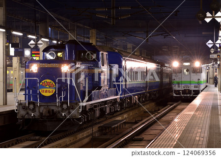 DD511140 Hamanasu sleeper express waiting to depart 124069356