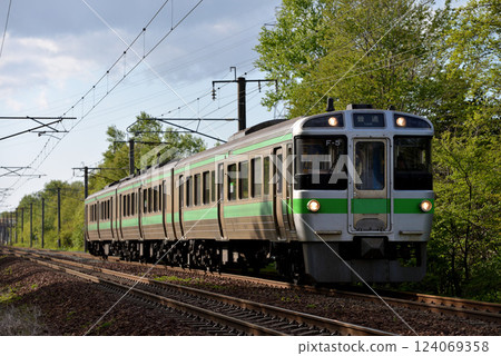 千歲線上有三列 721 系列本地列車 千歲線上有三列 721 系列本地列車 124069358