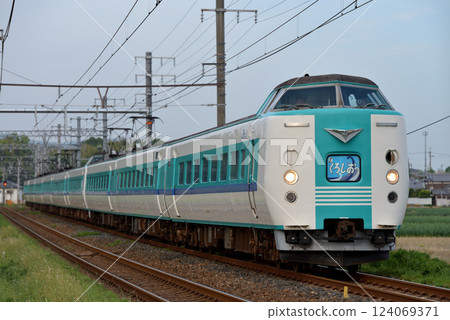 阪和線運行的9輛381系列L特快黑潮列車 124069371