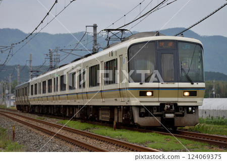 Six 221 series and 223 series rapid trains running on the Sanin Main Line 124069375