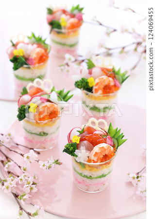 Spring celebration cup sushi, cherry blossom viewing seafood cup sushi, cherry blossom viewing cup sushi 124069455