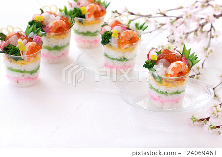 Spring celebration cup sushi, cherry blossom viewing seafood cup sushi, cherry blossom viewing cup sushi 124069461