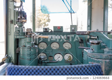 [Kitakyushu Mojiko Kyushu Railway Museum: Electric locomotive driver's seat] 124069668