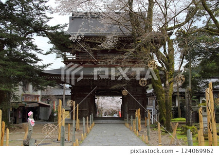 Spring at Kegonji Temple on Mount Yagikumi, 1 (Yagikumi, Ibigawa-cho, Gifu Prefecture) 124069962