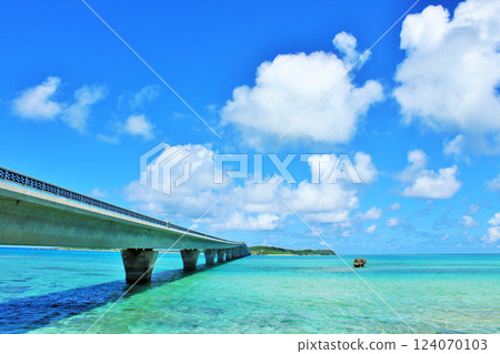 有藍天和藍色海的沖繩Aoshima Ohashi橋樑 124070103