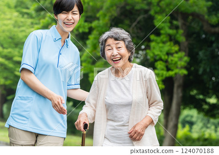 老年婦女和護理人員散步 124070188