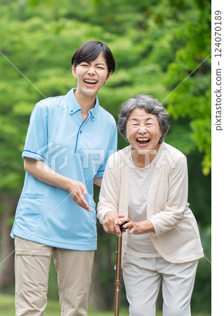 老年婦女和護理人員散步 124070189