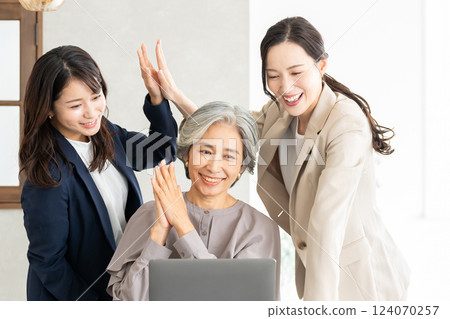 在辦公室工作的女商人 124070257