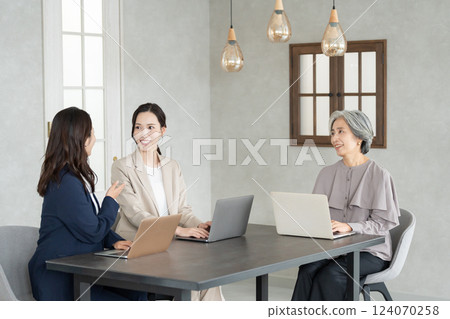 一個女人在一家咖啡館工作 124070258