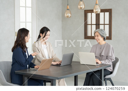 在咖啡館開會的婦女 124070259