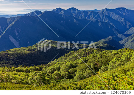 從南阿爾卑斯山的仙米山脊線望去的烏嶽山 從南阿爾卑斯山的仙米山脊線望去的烏嶽山 124070309