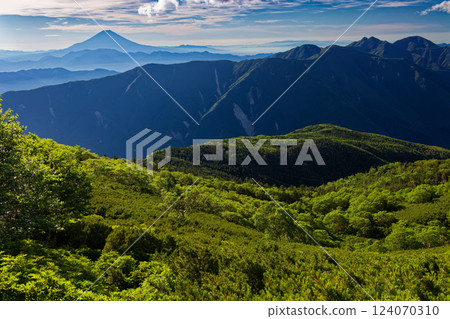 從南阿爾卑斯山的仙米山脊線望去的烏嶽山和富士山 從南阿爾卑斯山的仙米山脊線望去的烏嶽山和富士山 124070310
