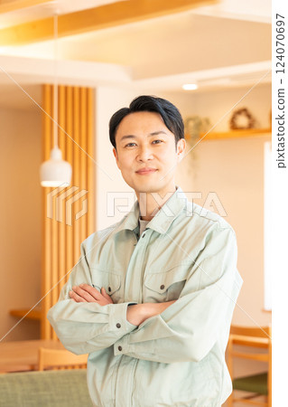 穿著工作服的微笑的年輕人 124070697