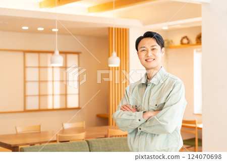 穿著工作服的微笑的年輕人 124070698