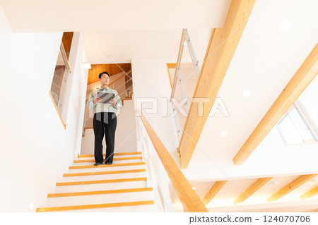 Construction worker inspecting the interior of a house 124070706