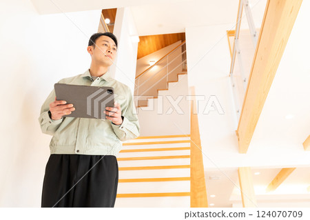 建築工人檢查房屋內部 124070709