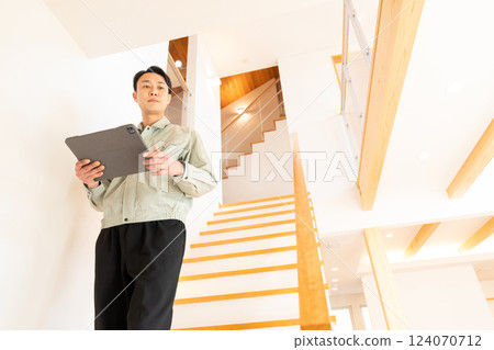 建築工人檢查房屋內部 124070712